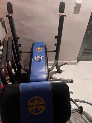 Banco de pesas con barra y discos