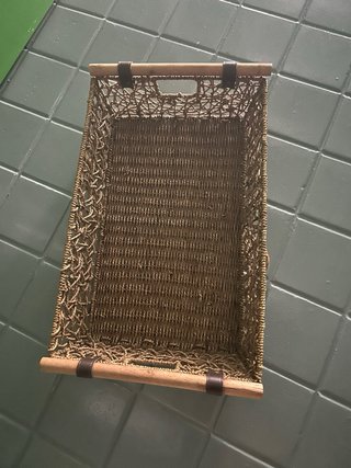 Cesta de mimbre con asas de madera y cuero