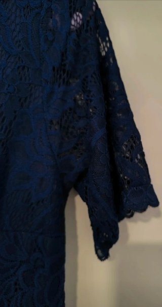 Vestido azul de encaje con espalda descubiertau