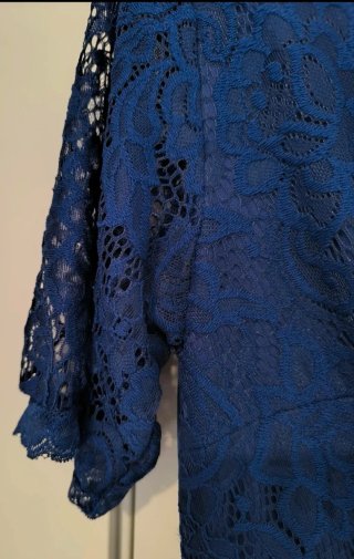 Vestido azul de encaje con espalda descubiertau