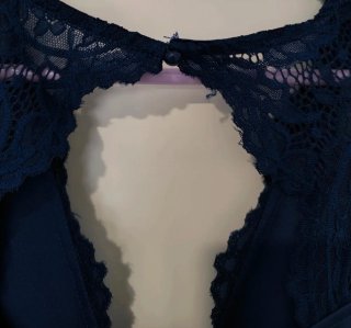 Vestido azul de encaje con espalda descubiertau