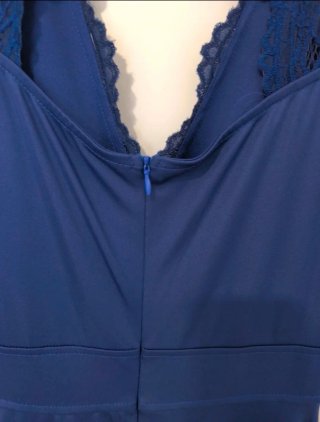 Vestido azul de encaje con espalda descubiertau