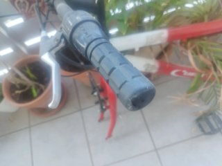 Cuadro MTB con pedales y manillar