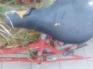 Cuadro MTB con pedales y manillar