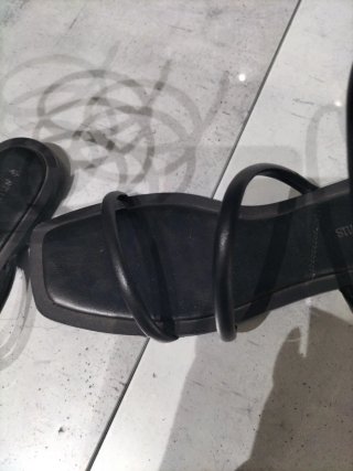 Sandalias negras con espiral