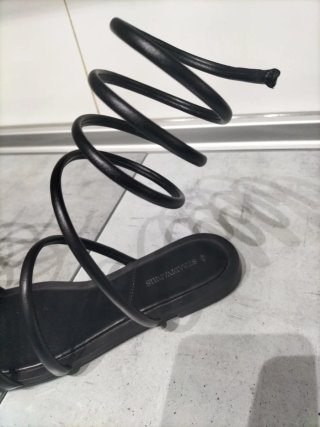 Sandalias negras con espiral