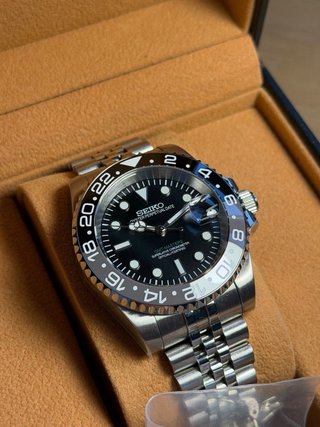 Seiko Mod GMT Bruce Wayne 40mm Plata Negro