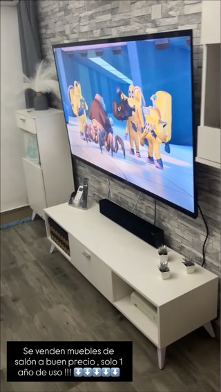 Mueble blanco con puerta y estantes