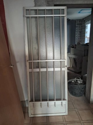 Puerta de aluminio con reja