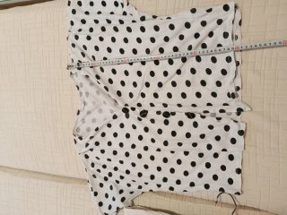 Blusa Sfera Basic lunares blanca y negra Talla S