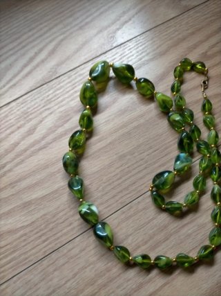 Collar de cuentas verdes y doradas 72ctm