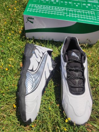 Zapatillas Puma Blancas y Plateadas