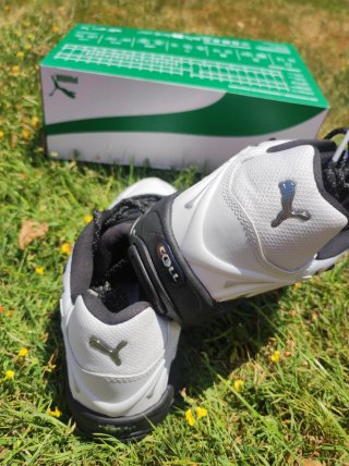 Zapatillas Puma Blancas y Plateadas