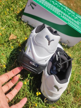 Zapatillas Puma Blancas y Plateadas