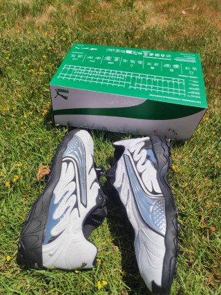 Zapatillas Puma Blancas y Plateadas