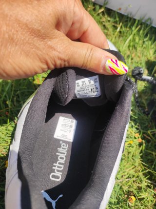 Zapatillas Puma Blancas y Plateadas