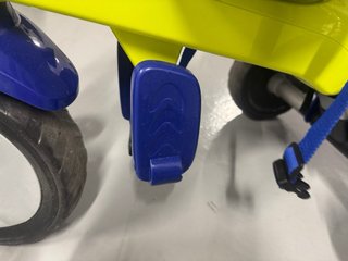 Triciclo evolutivo azul y amarillo