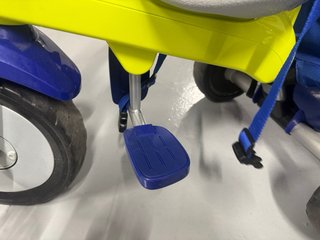 Triciclo evolutivo azul y amarillo