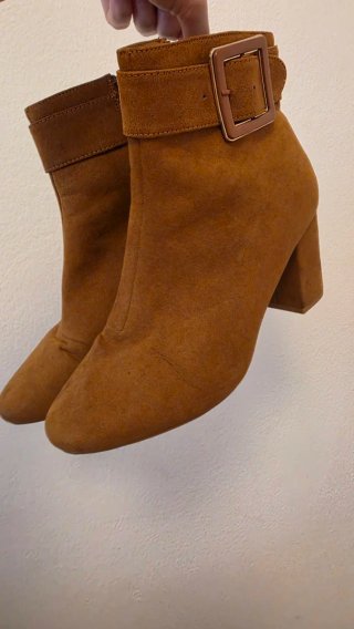 Botines marrones con hebilla
