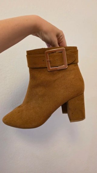 Botines marrones con hebilla