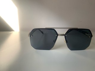 Gafas de sol aviador negras y plateadas