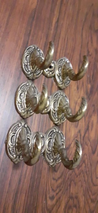 3 Percheros de bronce antiguos. Perchas antiguas.