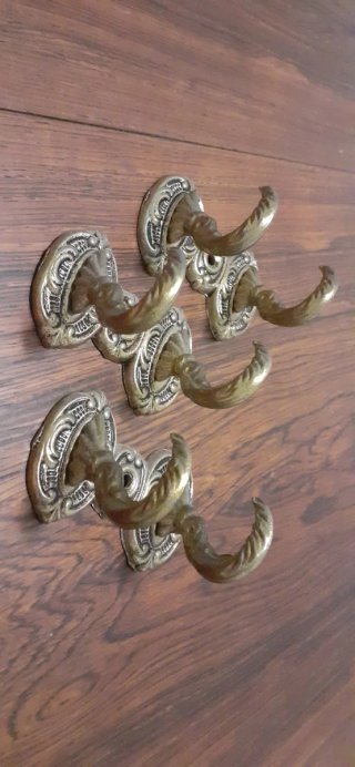 3 Percheros de bronce antiguos. Perchas antiguas.