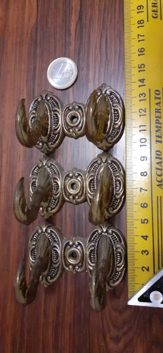 3 Percheros de bronce antiguos. Perchas antiguas.