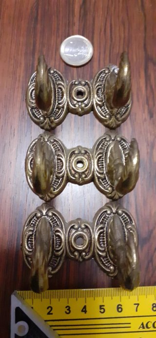3 Percheros de bronce antiguos. Perchas antiguas.