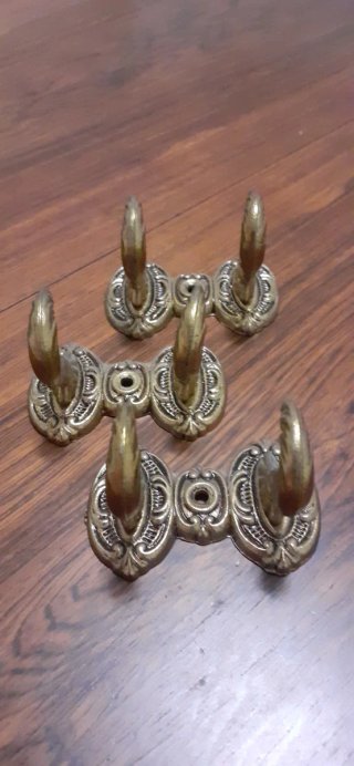 3 Percheros de bronce antiguos. Perchas antiguas.