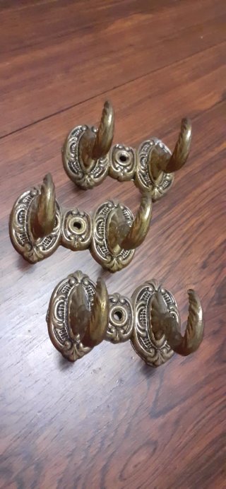 3 Percheros de bronce antiguos. Perchas antiguas.