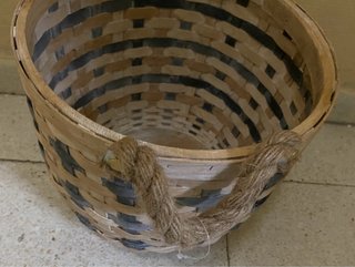 Maceta cesta de mimbre y madera