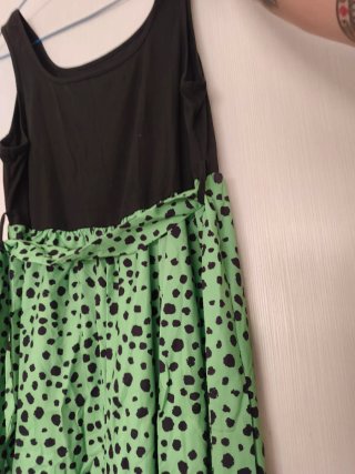 Mono de mujer verde y negro