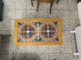 Tavolo basso in legno e piastrelle per soggiorno