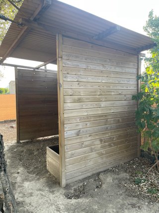 Caseta de madera y metal