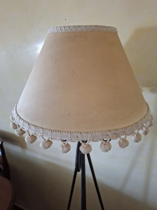 Lámpara de pie clásica beige y negra