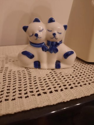 Gattini in ceramica bianca e blu