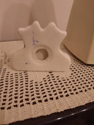 Gattini in ceramica bianca e blu