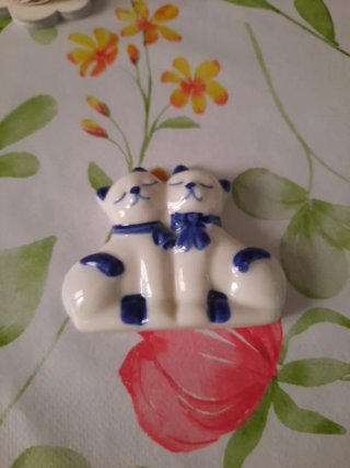 Gattini in ceramica bianca e blu