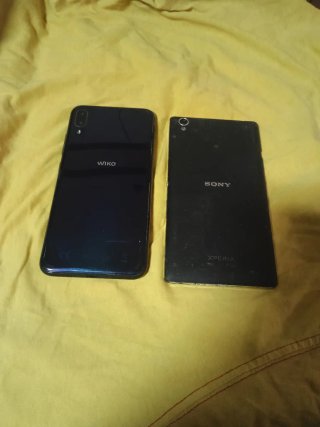 Lote 2 Cellulari Sony e Wiko