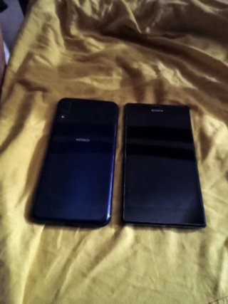 Lote 2 Cellulari Sony e Wiko