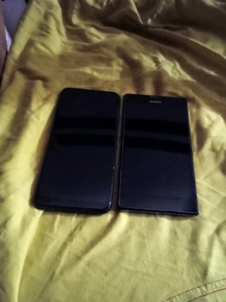 Lote 2 Cellulari Sony e Wiko