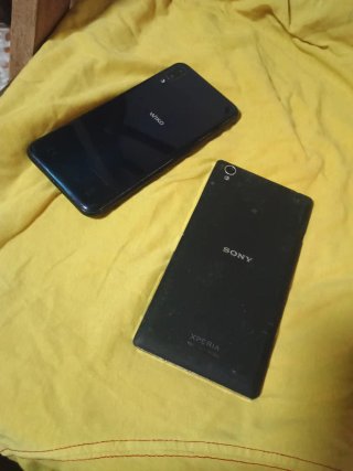 Lote 2 Cellulari Sony e Wiko