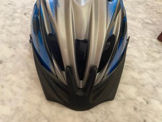 Casco de bicicleta plateado y azul