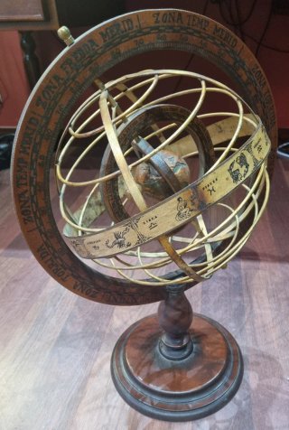 Esfera armilar decorativa de madera y metal