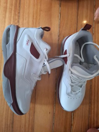 Zapatillas Jordan Blancas y Rojas