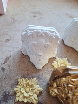 Peanas y Rosetas Decorativas