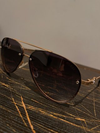 Lentes de sol Guess aviador dorados