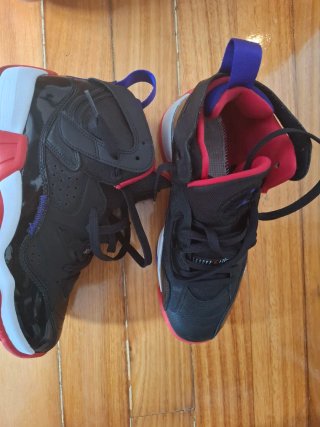 Zapatillas Jordan Negras y Rojas