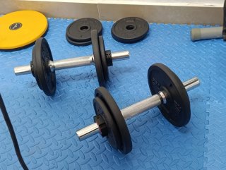 Equipo de gimnasio: cinta, vibrador y banco
